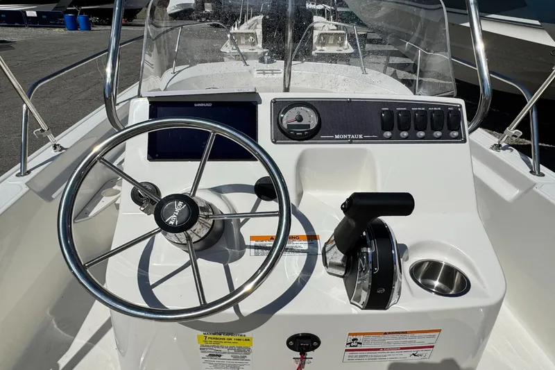 Slide: The Image of Boston Whaler 17 Montauk 2024 - 14