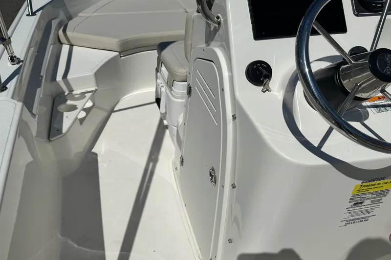 Slide: The Image of Boston Whaler 17 Montauk 2024 - 17