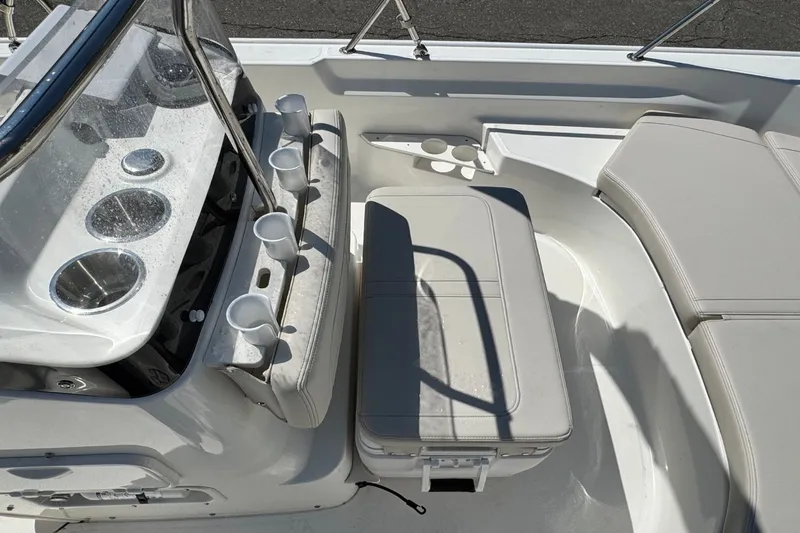Slide: The Image of Boston Whaler 17 Montauk 2024 - 19