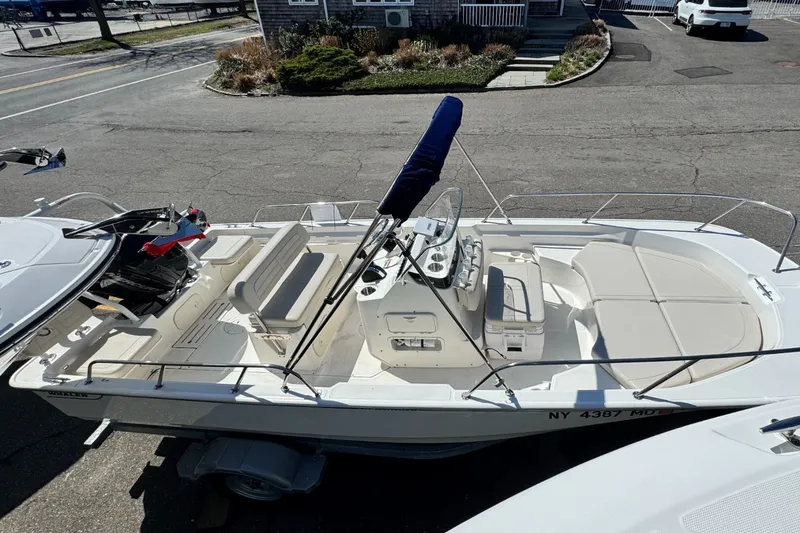 Slide: The Image of Boston Whaler 17 Montauk 2024 - 3