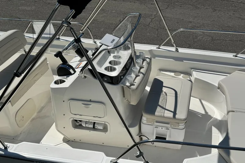 Slide: The Image of Boston Whaler 17 Montauk 2024 - 6