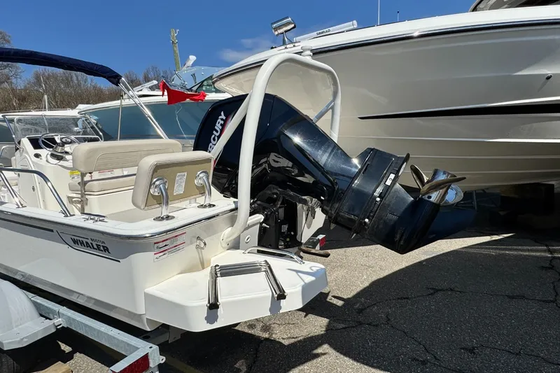 Slide: The Image of Boston Whaler 17 Montauk 2024 - 7