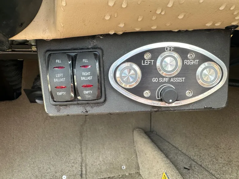 Slide: The Image of 2005 Malibu Sunscape 23 LSV control panel with ballast controls. - 15