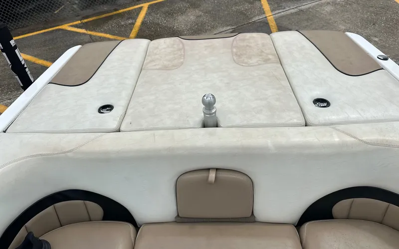 Slide: The Image of Rear view of a 2005 Malibu Sunscape 23 LSV boat. - 25