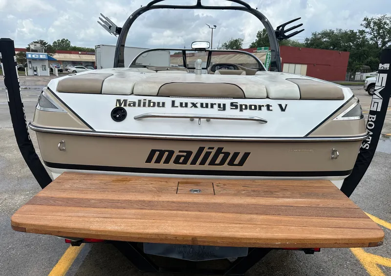 Slide: The Image of 2005 Malibu Sunscape 23 LSV boat, rear view with wooden platform. - 6