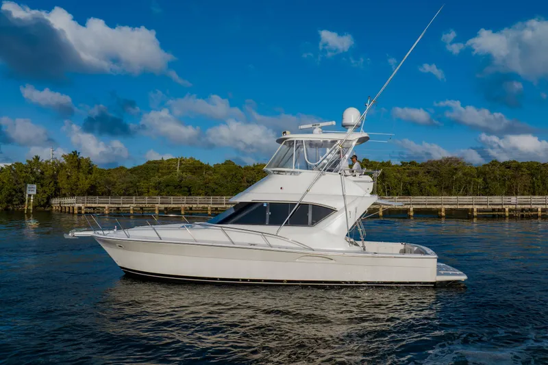 The Image of 2003 Wellcraft 400 Coastal yacht cruising on a sunny day with blue skies. - 0