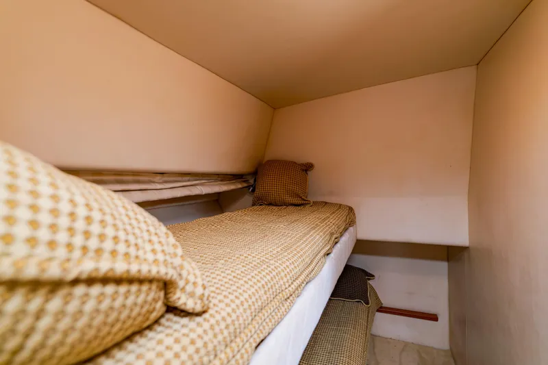 Slide: The Image of Cozy cabin interior of 2003 Wellcraft 400 Coastal with comfortable bedding and pillows. - 118