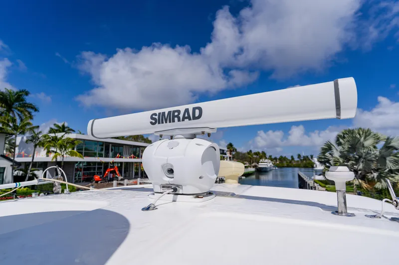 Slide: The Image of Radar equipment on 2003 Wellcraft 400 Coastal boat, with clear blue sky background. - 72