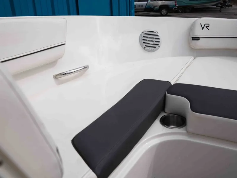 Slide: The Image of Bayliner VR5 Bowrider I/O 2022 - 10