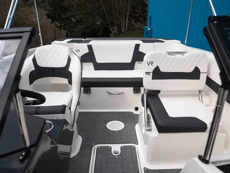 Slide: The Image of Bayliner VR5 Bowrider I/O 2022 - 11