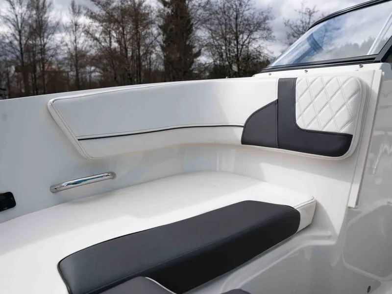 Slide: The Image of Bayliner VR5 Bowrider I/O 2022 - 12