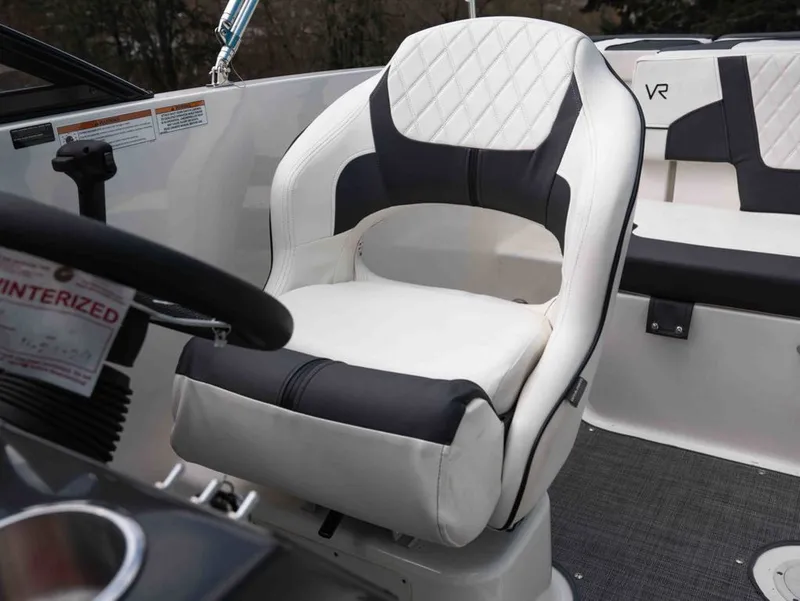 Slide: The Image of Bayliner VR5 Bowrider I/O 2022 - 13