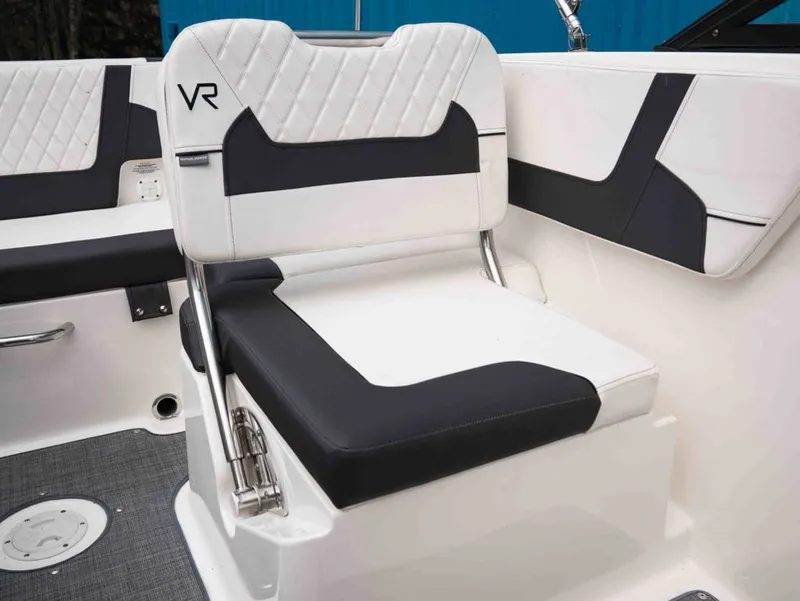 Slide: The Image of Bayliner VR5 Bowrider I/O 2022 - 14