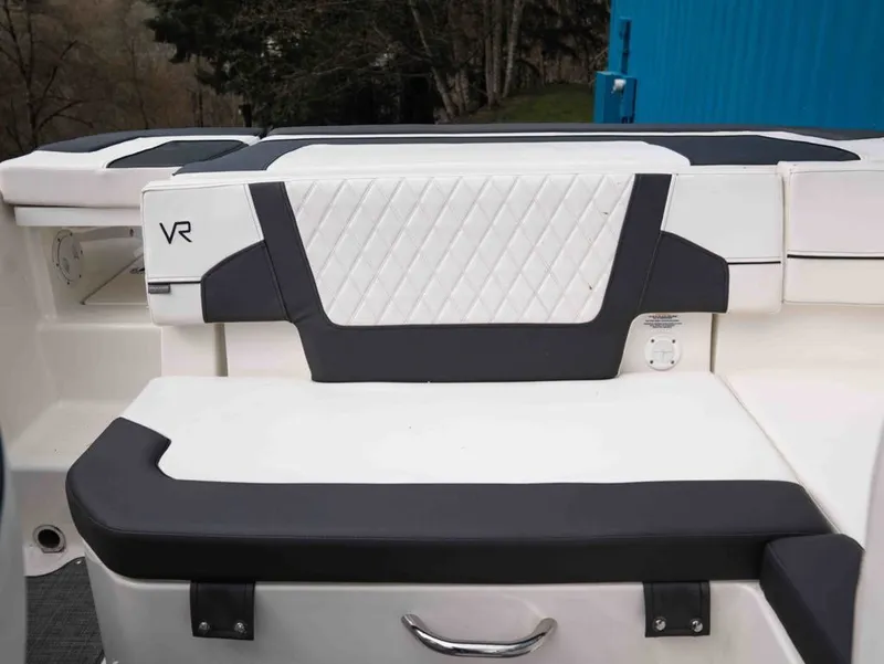 Slide: The Image of Bayliner VR5 Bowrider I/O 2022 - 15