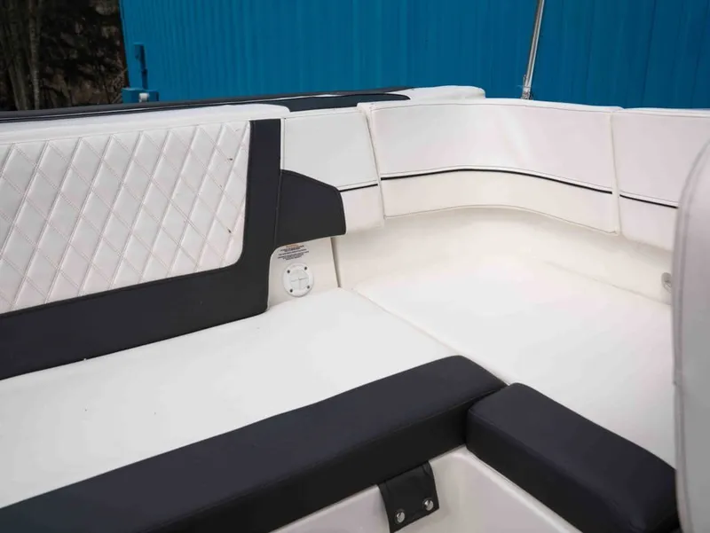 Slide: The Image of Bayliner VR5 Bowrider I/O 2022 - 16