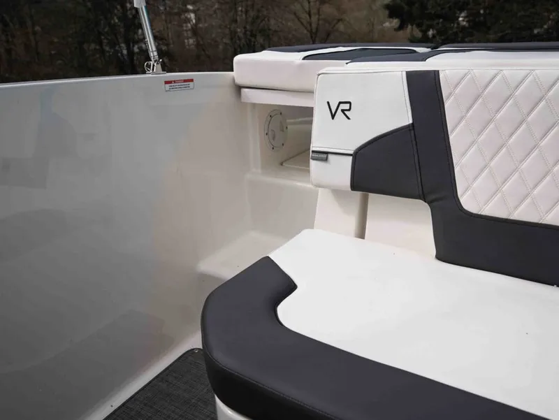 Slide: The Image of Bayliner VR5 Bowrider I/O 2022 - 17