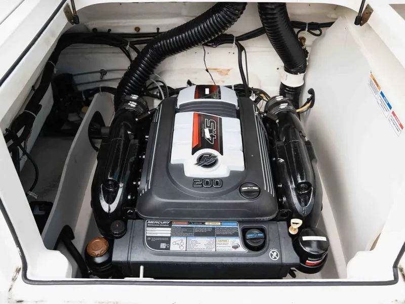 Slide: The Image of Bayliner VR5 Bowrider I/O 2022 - 18