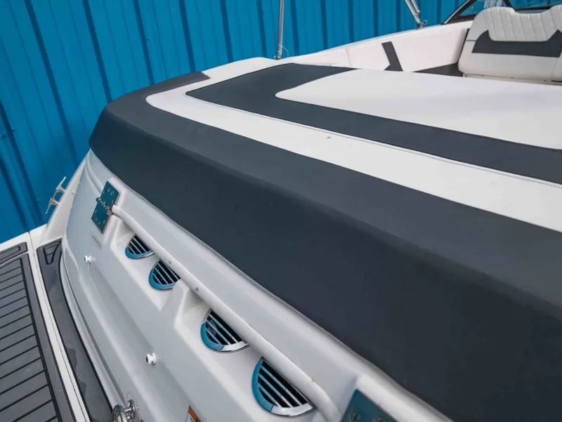 Slide: The Image of Bayliner VR5 Bowrider I/O 2022 - 4