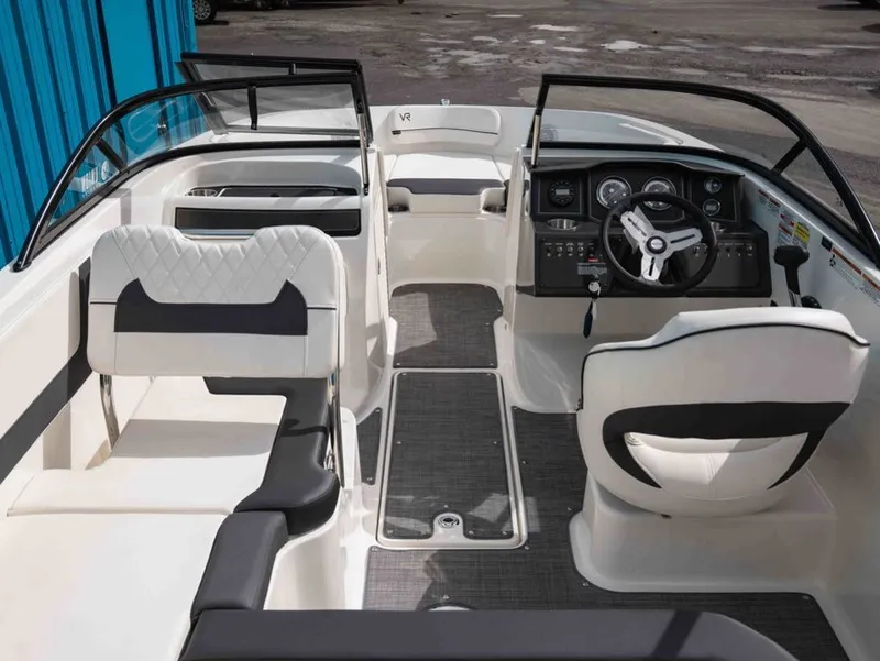 Slide: The Image of Bayliner VR5 Bowrider I/O 2022 - 5