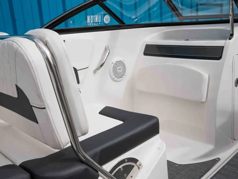 Slide: The Image of Bayliner VR5 Bowrider I/O 2022 - 6