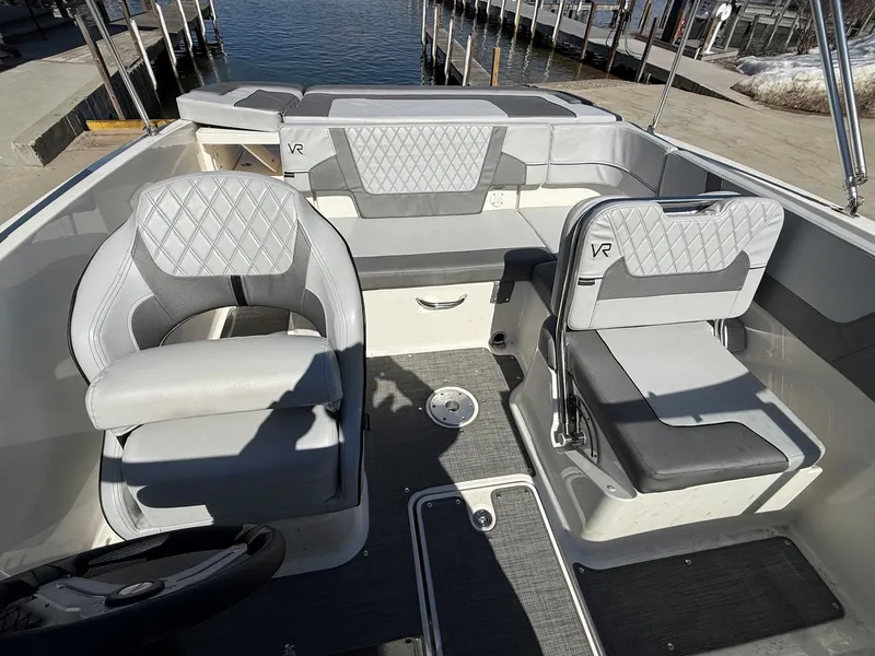 Slide: The Image of Bayliner VR5 2022 - 3