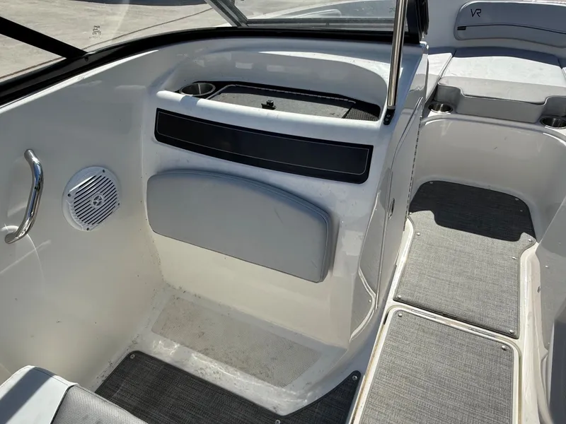 Slide: The Image of Bayliner VR5 2022 - 5