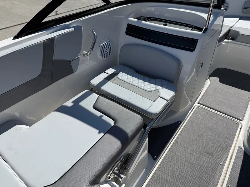 Slide: The Image of Bayliner VR5 2022 - 7