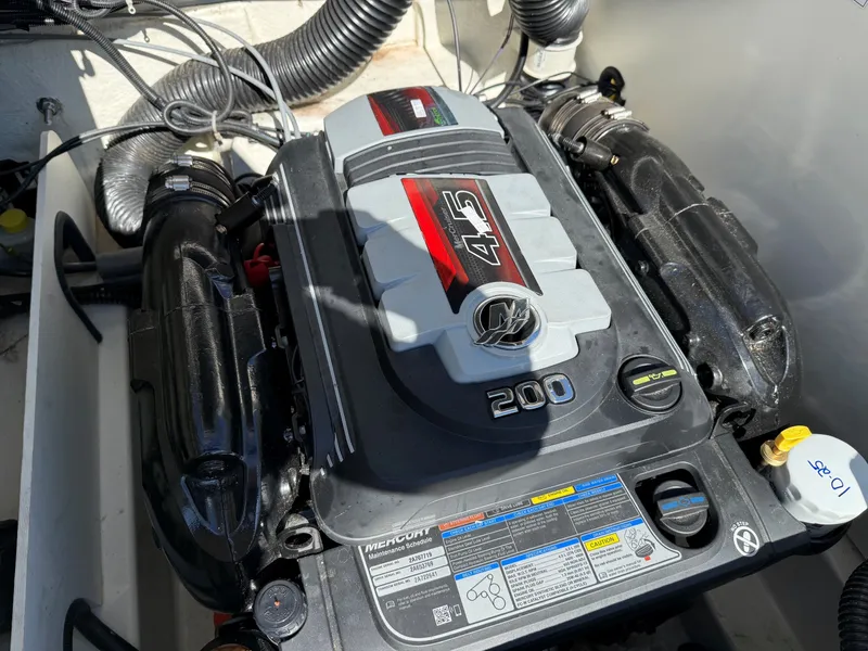 Slide: The Image of Bayliner VR5 2022 - 8