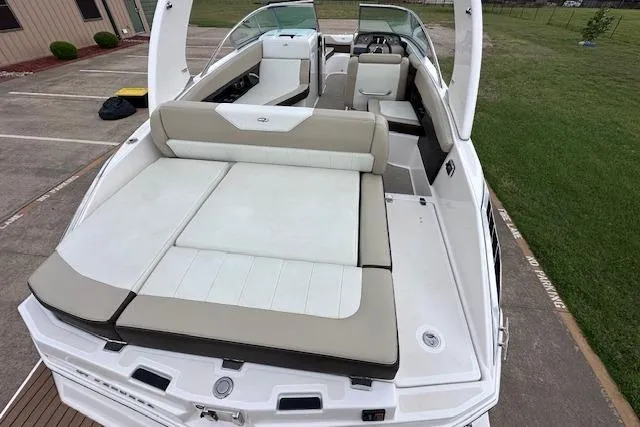 Slide: The Image of 2014 Regal 27 FasDeck boat with spacious seating and sleek design. - 15