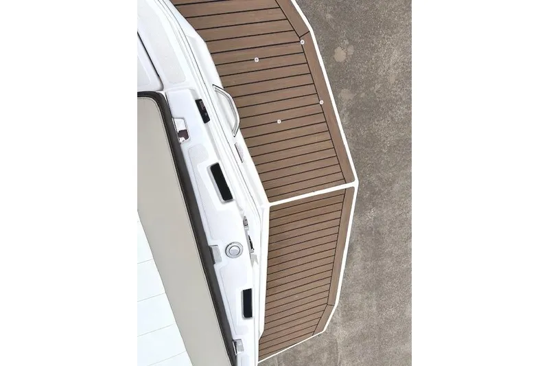 Slide: The Image of 2014 Regal 27 FasDeck boat with brown deck and white interior. - 31
