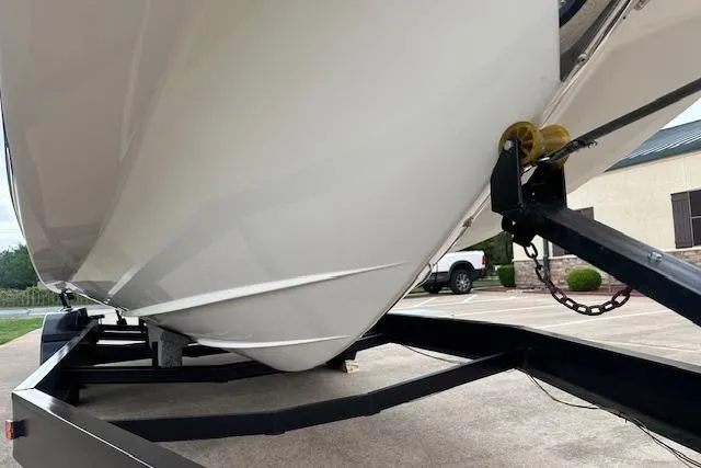 Slide: The Image of 2014 Regal 27 FasDeck boat on trailer, close-up view of hull and trailer. - 8