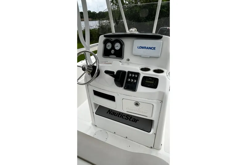 Slide: The Image of 2015 NauticStar 231 Coastal boat console with steering wheel and Lowrance display. - 7