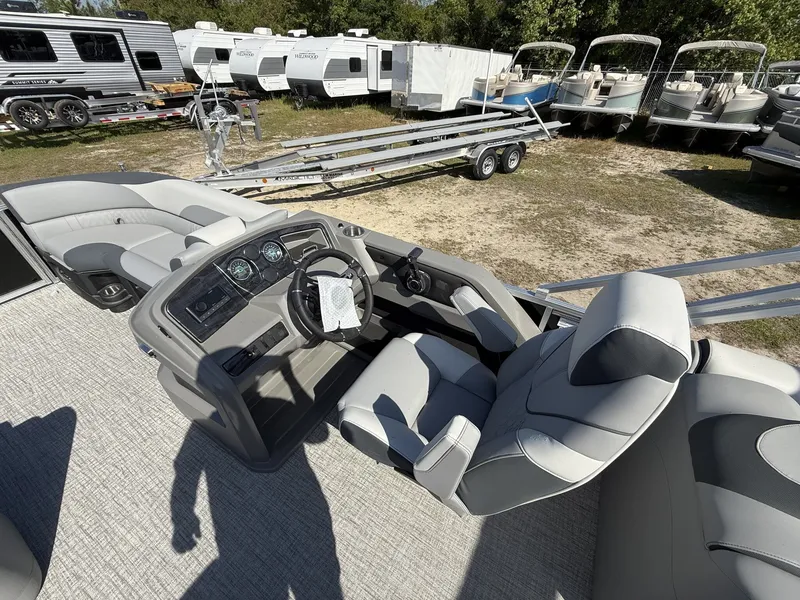 Slide: The Image of Avalon LSZ 25 QUAD LOUNGER-TRITOON 200HP 2026 - 3