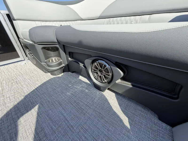 Slide: The Image of Avalon LSZ 25 QUAD LOUNGER-TRITOON 200HP 2026 - 8