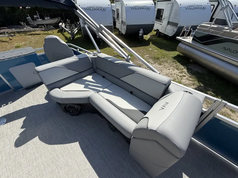 Slide: The Image of Avalon Venture 21 REAR FISH-90HP 2026 - 5