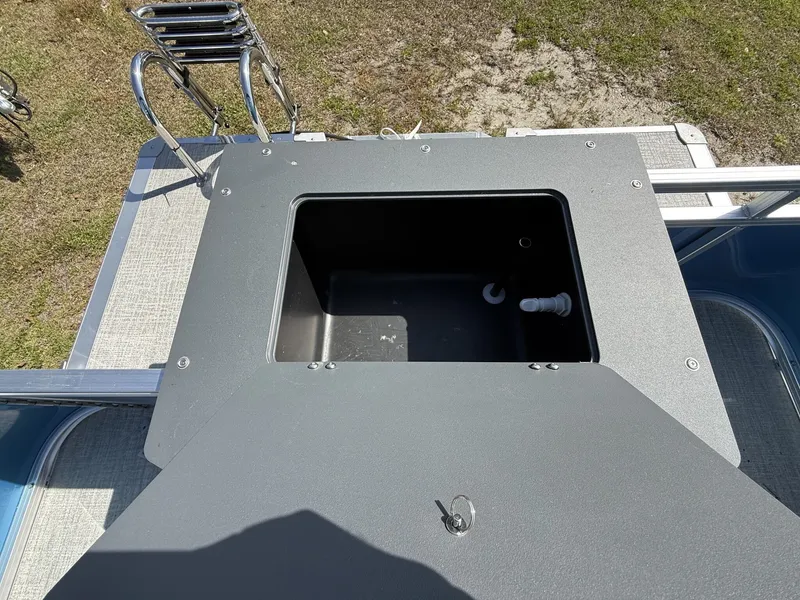 Slide: The Image of Avalon Venture 21 REAR FISH-90HP 2026 - 6