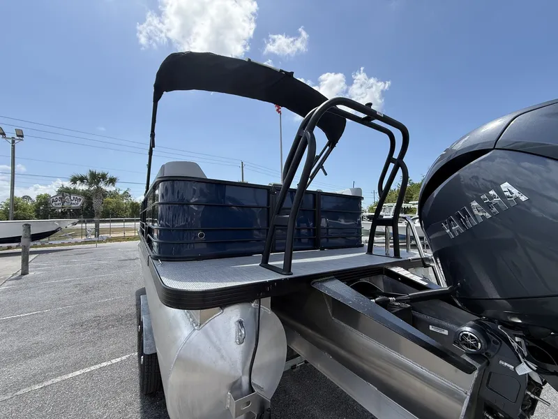 Slide: The Image of 2026 Veranda Vista View 22RC pontoon boat with Yamaha engine, blue sky. - 5