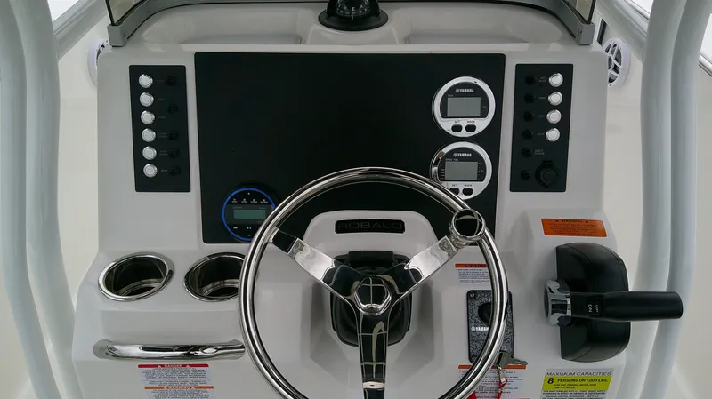 Slide: The Image of Robalo R200 Center Console 2026 - 10
