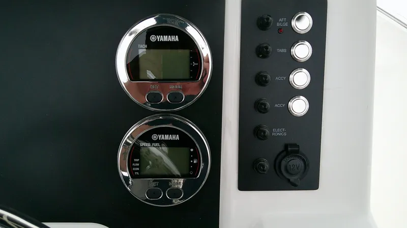 Slide: The Image of Robalo R200 Center Console 2026 - 13