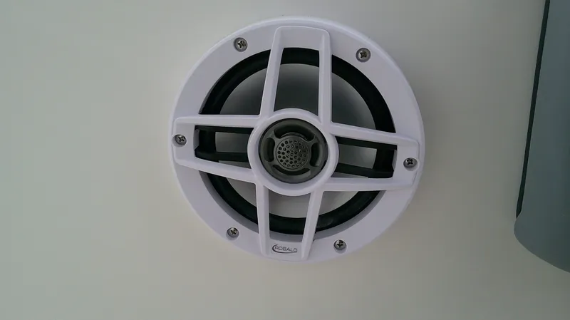 Slide: The Image of Robalo R200 Center Console 2026 - 15