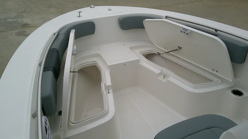 Slide: The Image of Robalo R200 Center Console 2026 - 18