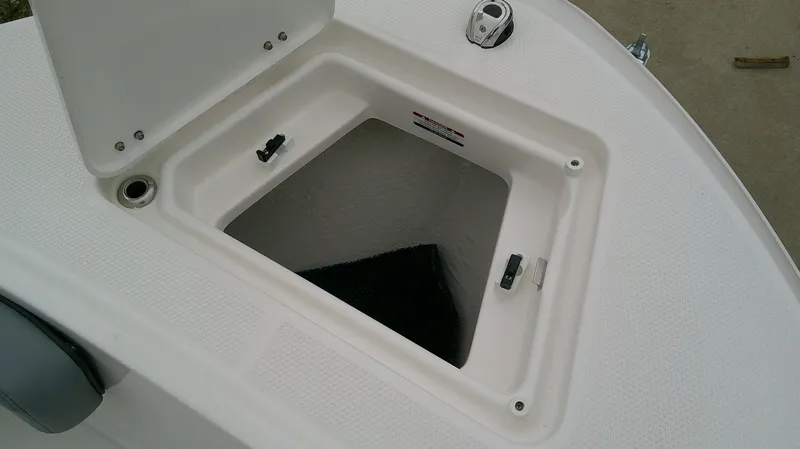 Slide: The Image of Robalo R200 Center Console 2026 - 19