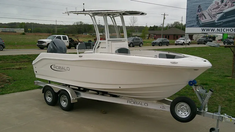 Slide: The Image of Robalo R200 Center Console 2026 - 3