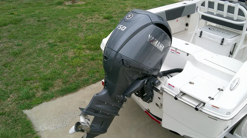 Slide: The Image of Robalo R200 Center Console 2026 - 6