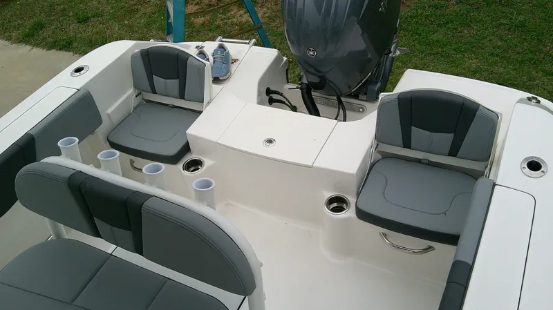 Slide: The Image of Robalo R200 Center Console 2026 - 8