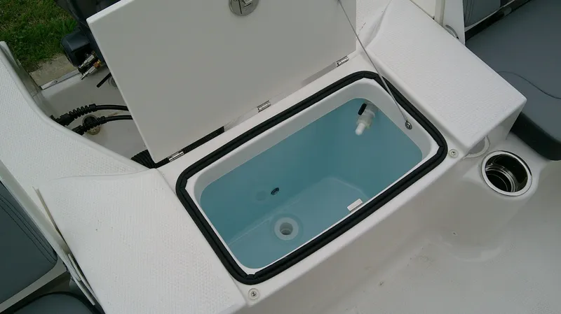 Slide: The Image of Robalo R200 Center Console 2026 - 9