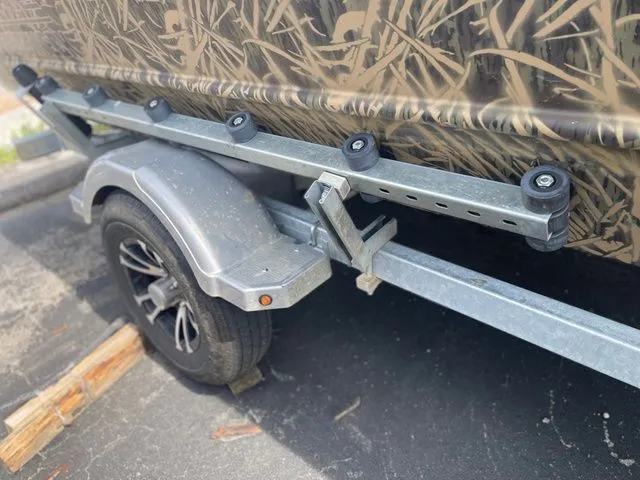 Slide: The Image of Lowe Roughneck 1860 Tunnel Jet 2023 - 10