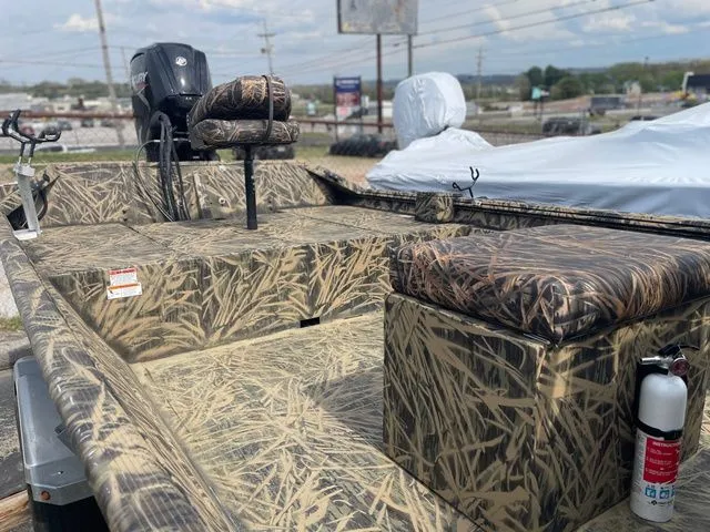 Slide: The Image of Lowe Roughneck 1860 Tunnel Jet 2023 - 11