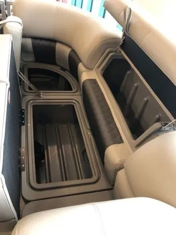 Slide: The Image of Sun Tracker PB 22RF XP3 2025 - 11