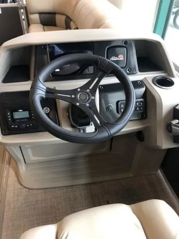 Slide: The Image of Sun Tracker PB 22RF XP3 2025 - 17